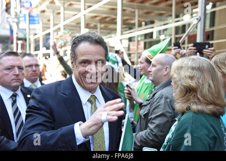 New York City, United States. Mar 17, 2016. Gouverneur de New York Andrew Cuomo partisans accueille le long de la Cinquième Avenue comme il dirige parade. Des milliers de spectateurs sur la cinquième avenue bordée d'assister le maire Bill De Blasio mars pour la première fois dans la plus ancienne et plus grande parade de la St Patrick en reconnaissance de la Lavande & Green Alliance, un groupe LGBT, marching officiellement pour la première fois le long de la Cinquième Avenue. Credit : Andy Katz/Pacific Press/Alamy Live News Banque D'Images