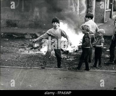 1962 - Enfants en Guerre : Fulvio Grimaldi études des enfants dans l'Irlande du Nord d'aujourd'hui démontrer graphiquement leur implication dans les problèmes qui les entourent. Mais qui peut dire si, ou dans quelle mesure, leurs expériences actuelles se manifestent dans la vie de ces ''citoyens de demain' © Keystone Photos USA/ZUMAPRESS.com/Alamy Live News Banque D'Images