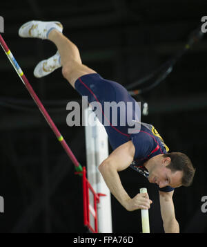 Portland, USA. Mar 17, 2016. Renaud Lavillenie de France est en concurrence au cours de la compétition de saut à la perche hommes au Championnats du Monde en Salle 2016 Championnats mondiaux d'athlétisme à l'Oregon Convention Center à Portland, États-Unis, le 17 mars 2016. Renaud Lavillenie a remporté le champion de 6,02 mètres. Crédit : Yang Lei/Xinhua/Alamy Live News Banque D'Images