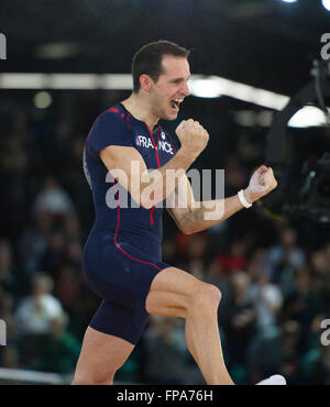 Portland, USA. Mar 17, 2016. Renaud Lavillenie de France célèbre durant la compétition de saut à la perche hommes au Championnats du Monde en Salle 2016 Championnats mondiaux d'athlétisme à l'Oregon Convention Center à Portland, États-Unis, le 17 mars 2016. Renaud Lavillenie a remporté le champion de 6,02 mètres. Crédit : Yang Lei/Xinhua/Alamy Live News Banque D'Images