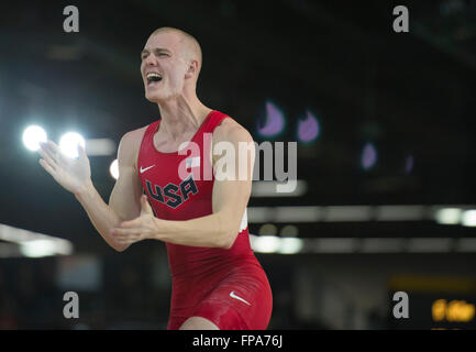 Portland, USA. Mar 17, 2016. Les États-unis de Kendricks Sam fait concurrence au cours de la compétition de saut à la perche hommes au Championnats du Monde en Salle 2016 Championnats mondiaux d'athlétisme à l'Oregon Convention Center à Portland, États-Unis, le 17 mars 2016. Crédit : Yang Lei/Xinhua/Alamy Live News Banque D'Images