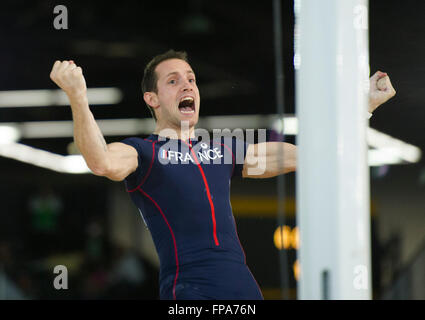 Portland, USA. Mar 17, 2016. Renaud Lavillenie de France célèbre durant la compétition de saut à la perche hommes au Championnats du Monde en Salle 2016 Championnats mondiaux d'athlétisme à l'Oregon Convention Center à Portland, États-Unis, le 17 mars 2016. Renaud Lavillenie a remporté le champion de 6,02 mètres. Crédit : Yang Lei/Xinhua/Alamy Live News Banque D'Images