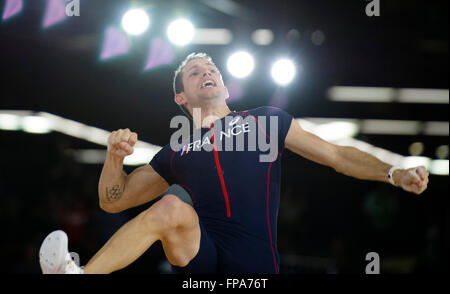 Portland, USA. Mar 17, 2016. Renaud Lavillenie de France célèbre durant la compétition de saut à la perche hommes au Championnats du Monde en Salle 2016 Championnats mondiaux d'athlétisme à l'Oregon Convention Center à Portland, États-Unis, le 17 mars 2016. Renaud Lavillenie a remporté le champion de 6,02 mètres. Crédit : Yang Lei/Xinhua/Alamy Live News Banque D'Images