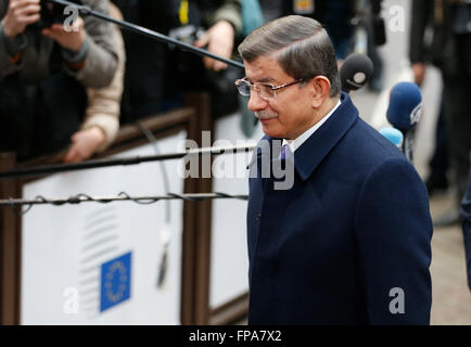 Bruxelles, Belgique. 18 Mar, 2016. Premier ministre turc Ahmet Davutoglu arrive sur le deuxième jour d'une rencontre de deux jours au sommet de dirigeants de l'Union européenne le Conseil de l'Union européenne siège à Bruxelles, Belgique, le 18 mars 2016. Credit : Ye Pingfan/Xinhua/Alamy Live News Banque D'Images