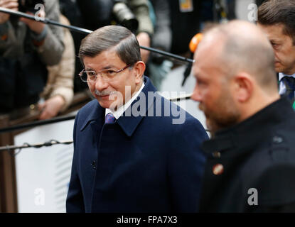 Bruxelles, Belgique. 18 Mar, 2016. Premier ministre turc Ahmet Davutoglu (L) arrive sur le deuxième jour d'une rencontre de deux jours au sommet de dirigeants de l'Union européenne le Conseil de l'Union européenne siège à Bruxelles, Belgique, le 18 mars 2016. Credit : Ye Pingfan/Xinhua/Alamy Live News Banque D'Images