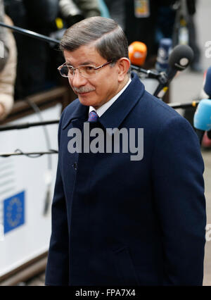 Bruxelles, Belgique. 18 Mar, 2016. Premier ministre turc Ahmet Davutoglu arrive sur le deuxième jour d'une rencontre de deux jours au sommet de dirigeants de l'Union européenne le Conseil de l'Union européenne siège à Bruxelles, Belgique, le 18 mars 2016. Credit : Ye Pingfan/Xinhua/Alamy Live News Banque D'Images