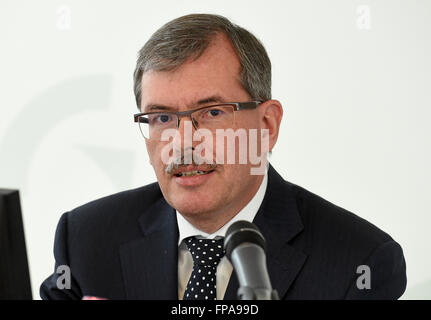 Salzgitter, Allemagne. 18 Mar, 2016. Le directeur financier de Salzgitter AG, Burkhard Becker, parle lors de la conférence de presse des résultats annuels de Salzgitter en Allemagne, 18 mars 2016. Photo : Holger Hollemann/dpa/Alamy Live News Banque D'Images