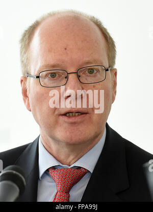 Salzgitter, Allemagne. 18 Mar, 2016. Heinz Jörg Fuhrmann, PDG de Salzgitter AG, parle lors de la conférence de presse des résultats annuels de Salzgitter en Allemagne, 18 mars 2016. Photo : Holger Hollemann/dpa/Alamy Live News Banque D'Images