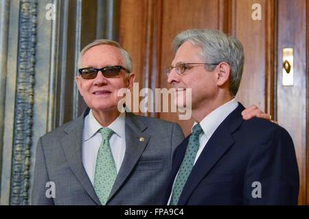 Chef de la minorité du Sénat américain, Harry Reid est candidat à la Cour suprême avec Merrick Garland sur la colline du Capitole, le 17 mars 2016 à Washington, DC. Reid a appelé les républicains de tenir audience sur la mise en candidature. Banque D'Images