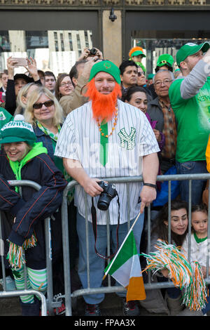 New York, USA. 17 mars, 2016. À l'atmosphère de son défilé annuel de la St-Patrick le 5ème avenue à New York Crédit : lev radin/Alamy Live News Banque D'Images