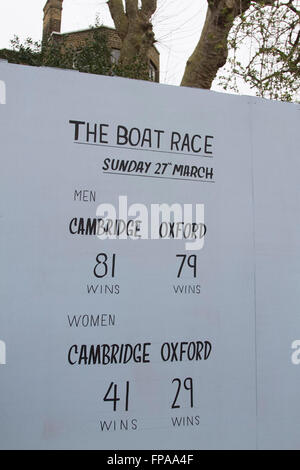 London Putney,UK. 18 mars 2016. Les dossiers primés pour femmes et pour hommes aviron sont indiqués sur une carte en dehors de la Duke's Head Pub à Putney en avant du 162e BNY Mellon University boat race entre les universités d'Oxford et de Cambridge le 27 mars. L'Université de Cambridge est en tête avec 81 victoires pour 79 contre son rival, l'Université d'Oxford Crédit : amer ghazzal/Alamy Live News Banque D'Images