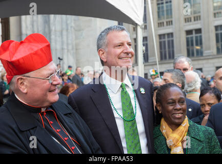 New York, USA. 17 mars, 2016. Le Cardinal Timothy Dolan, Bill De Blasio, Chirlane McCray assister de son défilé annuel de la St-Patrick le 5ème avenue à New York Crédit : lev radin/Alamy Live News Banque D'Images