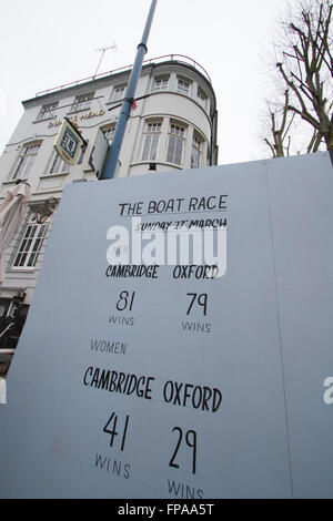 London Putney,UK. 18 mars 2016. Les dossiers primés pour femmes et pour hommes aviron sont indiqués sur une carte en dehors de la Duke's Head Pub à Putney en avant du 162e BNY Mellon University boat race entre les universités d'Oxford et de Cambridge le 27 mars. L'Université de Cambridge men's mène avec 81 victoires pour 79 contre son rival, l'Université d'Oxford et Cambridge femmes 41-2 Crédit : amer ghazzal/Alamy Live News Banque D'Images