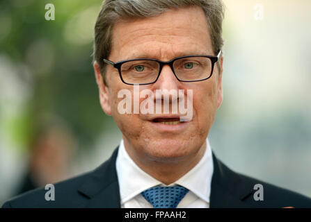 Der amtierende Bundesaußenminister Guido Westerwelle (FDP) gibt am 11.11.2013 in Neu Delhi-Gurgaon (Indien) im Rahmen des ASEM-Treffens ein Interview. Senneur Auf der letzten großen Auslandsreise besucht Ministre Indien und anschließend die Vereinigten Arabischen émirat. Foto : Rainer Jensen/dpa Banque D'Images