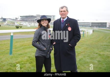 L'hippodrome de Cheltenham, Cheltenham, UK. 18 mars, 2016. Victoria Pendleton avec formateur Alan Hill walking le cours à la Cheltenham Gold Cup sur où elle chevauche Pacha du Polder dans le Foxhunters Chase 18 mars 2016. Crédit : John Beasley/Alamy Live News Banque D'Images