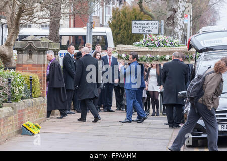 Northampton, Royaume-Uni. 18 mars, 2016. Park Avenue Methodist Church, Park Avenue Nord. La famille et les amis assister à un service commémoratif pour l'Inde Chipchase (qui a été assassiné le 31 janvier 2016) avant d'aller aux comtés d'un crématorium. Route de Towcester, Milton Malsor, Northampton pour sa crémation. Credit : Keith J Smith./Alamy Live News Banque D'Images