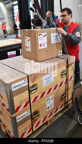 Membre du personnel de la Croix-Rouge allemande (DRK), Jens Hunlat, fixe la peur d'un camion qui transporte des fournitures de secours à Schönefeld, Allemagne, 18 mars 2016. La DRK envoie un poste médical de base pour fournir une aide médicale aux près de 10 000 personnes de la région autour de Idomeni dans le Nord de la Grèce. Photo : Bernd Settnik/dpa Banque D'Images