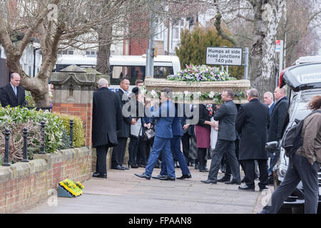 Northampton, Royaume-Uni. 18 mars, 2016. Park Avenue Methodist Church, Park Avenue Nord. La famille et les amis assister à un service commémoratif pour l'Inde Chipchase (qui a été assassiné le 31 janvier 2016) avant d'aller aux comtés d'un crématorium. Route de Towcester, Milton Malsor, Northampton pour sa crémation. Credit : Keith J Smith./Alamy Live News Banque D'Images