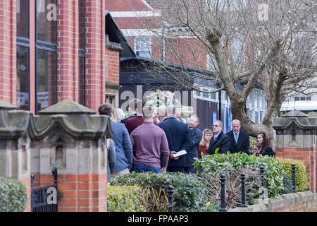 Northampton, Royaume-Uni. 18 mars, 2016. Park Avenue Methodist Church, Park Avenue Nord. La famille et les amis assister à un service commémoratif pour l'Inde Chipchase (qui a été assassiné le 31 janvier 2016) avant d'aller aux comtés d'un crématorium. Route de Towcester, Milton Malsor, Northampton pour sa crémation. Credit : Keith J Smith./Alamy Live News Banque D'Images