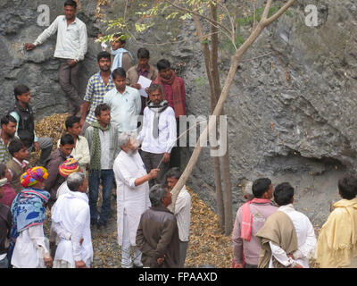 L'homme de l'eau de l'Inde Rajendra Singh explique les marquages de niveau d'eau dans un réservoir de stockage d'eau de pluie à un groupe d'agriculteurs visitant son ashram à Bheekampura, Alwar (Inde), 11 mars 2016. Singh a utilisé la pluie traditionnelle-structures de récupération de l'eau et les méthodes d'apporter de l'eau à des centaines de villages tout en ravivant les rivières dans le nord-ouest de l'état du Rajasthan. Siddhartha Kumar/dpa Banque D'Images