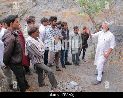 L'homme de l'eau de l'Inde Rajendra Singh explique la récolte traditionnelle de l'eau et les structures techniques à un groupe d'agriculteurs visitant son ashram à Bheekampura, Alwar (Inde), 11 mars 2016. Singh a utilisé la pluie traditionnelle-structures de récupération de l'eau et les méthodes d'apporter de l'eau à des centaines de villages tout en ravivant les rivières dans le nord-ouest de l'état du Rajasthan. Siddhartha Kumar/dpa Banque D'Images