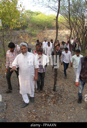 Tour, expliquant l'utilisation de petits barrages mis en place à travers les ruisseaux ou petites rivières pour former des piscines. Mar 11, 2016. L'homme de l'eau de l'Inde Rajendra Singh prend un groupe d'agriculteurs visitant son ashram à Bheekampura Alwar (Inde) en tournée, les expliquant l'utilisation de petits barrages mis en place à travers les ruisseaux ou petites rivières pour former des piscines, 11 mars 2016. Singh a utilisé la pluie traditionnelle-structures de récupération de l'eau et les méthodes d'apporter de l'eau à des centaines de villages tout en ravivant les rivières dans le nord-ouest de l'état du Rajasthan. Siddhartha Kumar/dpa/Alamy Live News Banque D'Images