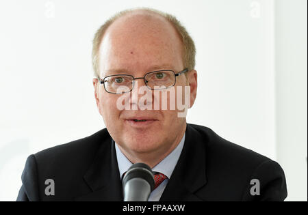 Salzgitter, Allemagne. 18 Mar, 2016. Heinz Jörg Fuhrmann, PDG de Salzgitter AG, parle lors de la conférence de presse des résultats annuels de Salzgitter en Allemagne, 18 mars 2016. Photo : Holger Hollemann/dpa/Alamy Live News Banque D'Images