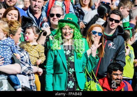 Belfast, en Irlande du Nord, Royaume-Uni. 17 mars, 2016. Une femme vêtue comme une leprachaun dans la foule lors de l'Assemblée Saint Patrick's Parade. Crédit : Stephen Barnes/Alamy Live News Banque D'Images