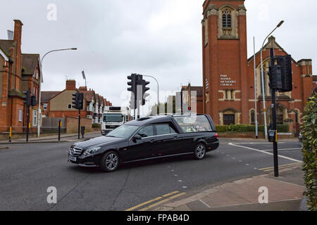 Northampton, Royaume-Uni. 18 mars, 2016. Park Avenue Methodist Church, Park Avenue Nord. La famille et les amis assister à un service commémoratif pour l'Inde Chipchase (qui a été assassiné le 31 janvier 2016) avant d'aller aux comtés d'un crématorium. Route de Towcester, Milton Malsor, Northampton pour sa crémation. Credit : Keith J Smith./Alamy Live News Banque D'Images