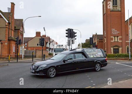 Northampton, Royaume-Uni. 18 mars, 2016. Park Avenue Methodist Church, Park Avenue Nord. La famille et les amis assister à un service commémoratif pour l'Inde Chipchase (qui a été assassiné le 31 janvier 2016) avant d'aller aux comtés d'un crématorium. Route de Towcester, Milton Malsor, Northampton pour sa crémation. Credit : Keith J Smith./Alamy Live News Banque D'Images