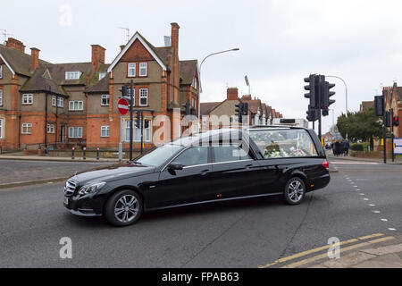 Northampton, Royaume-Uni. 18 mars, 2016. Park Avenue Methodist Church, Park Avenue Nord. La famille et les amis assister à un service commémoratif pour l'Inde Chipchase (qui a été assassiné le 31 janvier 2016) avant d'aller aux comtés d'un crématorium. Route de Towcester, Milton Malsor, Northampton pour sa crémation. Credit : Keith J Smith./Alamy Live News Banque D'Images