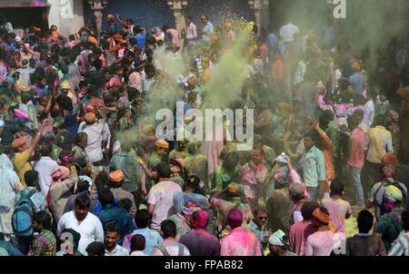 Mathura, Uttar Pradesh, Inde. 18 Mar, 2016. Mathura : poudre couleur jeter dévot et dansant ainsi prendre part à la célébration de Lathmar holi festival Nandgaon à Mathura sur 18-03-2016. Le lattis mar Holi est une fête locale de la fête hindoue de Holi. Elle a lieu jours avant l'Holi dans les villes voisines de Barsana et Nandgaon près de Mathura dans l'état de l'Uttar Pradesh, où des milliers d'Hindous et les touristes se rassemblent, chaque année, le nom signifie ''que Holi dans lequel [personnes] frappé avec des bâtons' Credit : Prabhat Kumar Verma/ZUMA/Alamy Fil Live News Banque D'Images