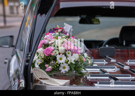 Northampton, Royaume-Uni. 18 mars, 2016. Park Avenue Methodist Church, Park Avenue Nord. La famille et les amis assister à un service commémoratif pour l'Inde Chipchase (qui a été assassiné le 31 janvier 2016) avant d'aller aux comtés d'un crématorium. Route de Towcester, Milton Malsor, Northampton pour sa crémation. Credit : Keith J Smith./Alamy Live News Banque D'Images