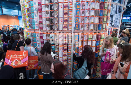 Les visiteurs au stand de Droemer Knaur à la Foire du livre de Leipzig à Leipzig, Allemagne, 18 mars 2016. 2 000 exposants, plus de 250 000 visiteurs et plus de 2 500 journalistes sont attendus à la foire du livre ouvert jusqu'au 20 mars. Le reading festival 'Leipzig liest !' (lit. 'Leipzig lit !') a lieu simultanément avec des lectures sur la foire, ainsi que dans toute la ville. PHOTO : HENDRIK SCHMIDT/dpa Banque D'Images