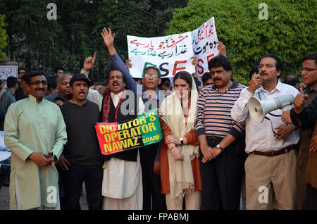 Lahore, Pakistan's Lahore. 18 Mar, 2016. Les militants du Parti du peuple pakistanais (PPP) crier des slogans au cours d'une manifestation contre la décision du gouvernement de permettre à l'ancien Président du Pakistan Pervez Musharraf à quitter le pays, dans l'est du Pakistan, Lahore, 18 mars 2016. Les principaux partis de l'opposition a critiqué PPP la décision du gouvernement de permettre à Musharraf de quitter le pays alors qu'il fait face à plusieurs cas, y compris l'assassinat de l'ancien Premier Ministre Benazir Bhutto. © Jamil Ahmed/Xinhua/Alamy Live News Banque D'Images