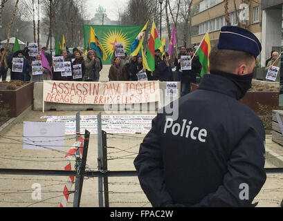 Bruxelles, Belgique. 18 Mar, 2016. Les Protestants en agitant des drapeaux kurdes lors d'une démonstration lors du sommet européen de Bruxelles, Belgique, 18 mars 2016. Une seule bannière représente le premier ministre turc Davutoglu comme "assassin". Photo : Pouvez joyeux/dpa/Alamy Live News Banque D'Images