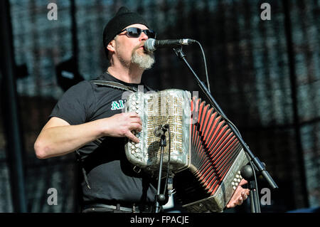 Belfast, Irlande du Nord. 17 mars 2016 - Mark Johnston de l'Irish Folk traditionnel 'bande' Altagore joue accordéon. Crédit : Stephen Barnes/Alamy Live News Banque D'Images