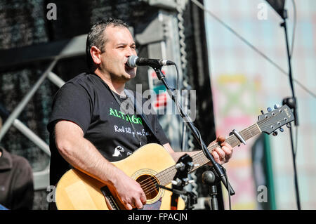 Belfast, Irlande du Nord. 17 Mar 2016 - Manny Loughran de l'Irish Folk traditionnel 'bande' Altagore joue Crédit : Stephen Barnes/Alamy Live News Banque D'Images