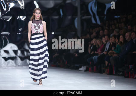 Zagreb, Croatie. 16 mars, 2016. Portant des vêtements du modèle conçu par AnaBo sur le mode bipa.hr fashion show à Zagreb, Croatie. AnaBo est designer de mode Ana Bogdan. Credit : PhotoJa/Alamy Live News Banque D'Images