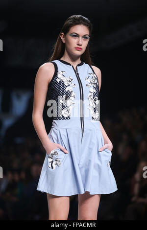 Zagreb, Croatie. 16 mars, 2016. Portant des vêtements du modèle conçu par AnaBo sur le mode bipa.hr fashion show à Zagreb, Croatie. AnaBo est designer de mode Ana Bogdan. Credit : PhotoJa/Alamy Live News Banque D'Images