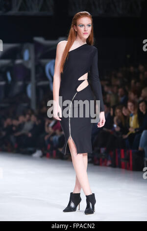 Zagreb, Croatie. 16 mars, 2016. Portant des vêtements du modèle conçu par AnaBo sur le mode bipa.hr fashion show à Zagreb, Croatie. AnaBo est designer de mode Ana Bogdan. Credit : PhotoJa/Alamy Live News Banque D'Images