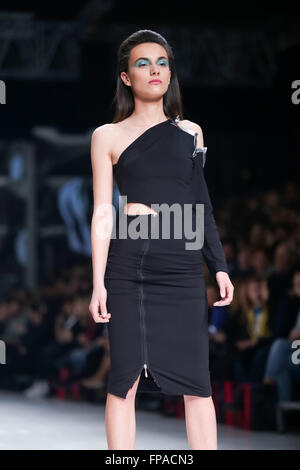 Zagreb, Croatie. 16 mars, 2016. Portant des vêtements du modèle conçu par AnaBo sur le mode bipa.hr fashion show à Zagreb, Croatie. AnaBo est designer de mode Ana Bogdan. Credit : PhotoJa/Alamy Live News Banque D'Images