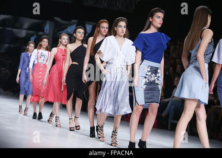 Zagreb, Croatie. 16 mars, 2016. Portant des vêtements du modèle conçu par AnaBo sur le mode bipa.hr fashion show à Zagreb, Croatie. AnaBo est designer de mode Ana Bogdan. Credit : PhotoJa/Alamy Live News Banque D'Images