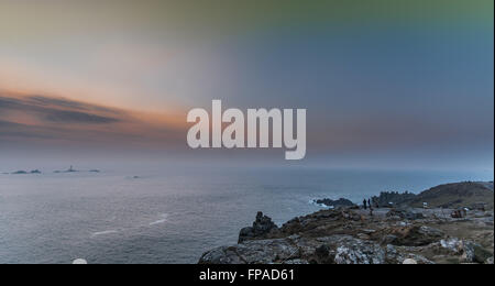 Lands End, Cornwall, UK. 18 mars 2016. Météo britannique. Une autre vague de fin de la journée dans l'extrême sud à l'ouest de Cornwall, comme le ciel se fond dans la mer à l'horizon. Crédit : Simon Maycock/Alamy Live News Banque D'Images