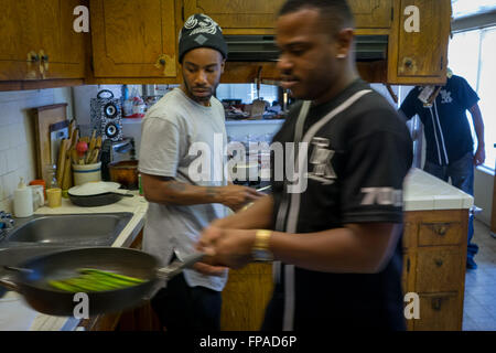 17 mars 2016 - Malachie Jenkins (droite), prépare des légumes pour la journée de menu dans Compton en Californie. Malachie 'Spank'' Jenkins, aÂ Crip, et Roberto 'News'' Smith de la Pirus (Sang) a commencé la cuisine piège les gangs de L.A. en 2013, après avoir rencontré grâce à des amis communs et qui veulent aller legit. Ils ont renoncé à frapper des gangs et le trafic de drogue d'exécuter leur restaurant souterrain à partir d'un petit home cuisine, offrant des repas comme à la Compton pour les quartiers et les communes limitrophes du centre-sud de Los Angeles. Le piège Cuisine (un piège à House, un terme argotique utilisé pour les maisons de crack) ha Banque D'Images