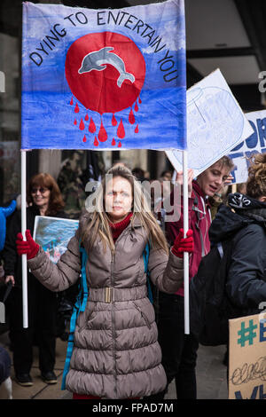 Londres, Royaume-Uni. 18 mars 2016. Un militant est titulaire d'une bannière avant le mois de mars à l'ambassade du Japon pour protester contre la brutale abattage annuel de dauphins à Taiji au Japon Crédit : Mark Kerrison/Alamy Live News Banque D'Images