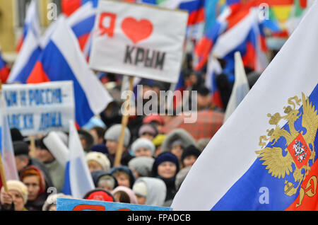 De Tambov, en Russie. 18 Mar, 2016. Réunions de fête en l'honneur de la réunification de la Crimée avec la Russie sont organisées dans toutes les grandes villes de la Russie. 18 mars ''Printemps de Crimée'' a eu lieu à Tambov. © Alexei Sukhorukov/ZUMA/Alamy Fil Live News Banque D'Images