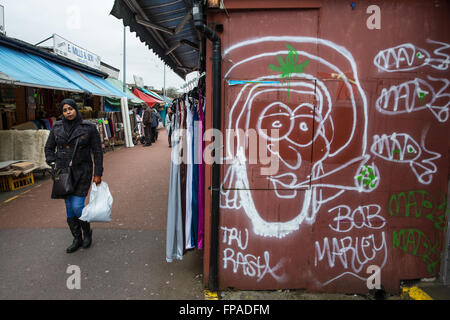 Londres, Royaume-Uni. 18 mars 2016. Shepherd's Bush Market a été en opération depuis 1914. Aujourd'hui, les juges de la Haute Cour d'un recours engagé par Shepherd's Bush Market Tenants Association contre une décision prise par l'ancien secrétaire des collectivités Eric Pickles d'accorder des bons d'achat obligatoire pour faire place à un réaménagement de luxe par Orion Land & Loisirs. Credit : Mark Kerrison/Alamy Live News Banque D'Images