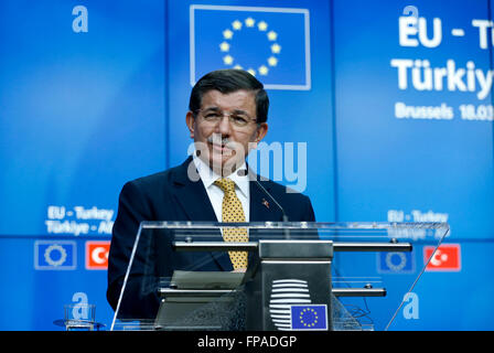 Bruxelles, Belgique. 18 Mar, 2016. Premier ministre turc Ahmet Davutoglu, traite d'une conférence de presse conjointe avec le président du Conseil européen, Donald Tusk, et le président de la Commission européenne, Jean-Claude Juncker (pas vu) à la fin d'un sommet des dirigeants de l'Union européenne au Conseil de l'Union européenne siège à Bruxelles, Belgique, le 18 mars 2016. © Ye Pingfan/Xinhua/Alamy Live News Banque D'Images