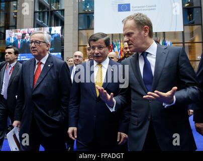 Bruxelles, Belgique. 18 Mar, 2016. Le Président de la Commission européenne, Jean-Claude Juncker, Premier Ministre turc Ahmet Davutoglu, et le président du Conseil européen, Donald Tusk (L à R) arriver à une conférence de presse à l'issue d'un sommet des dirigeants de l'Union européenne au Conseil de l'Union européenne siège à Bruxelles, Belgique, le 18 mars 2016. © Ye Pingfan/Xinhua/Alamy Live News Banque D'Images